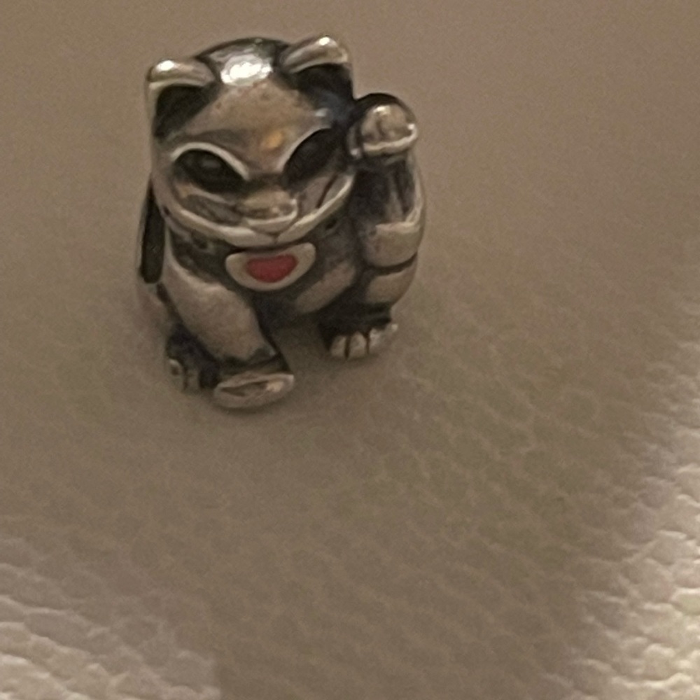 Pandora retired lucky cat